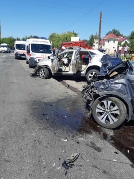Под Киевом Lexus смял Kia: пять пострадавших Под Киевом Lexus смял Kia: пять пострадавших