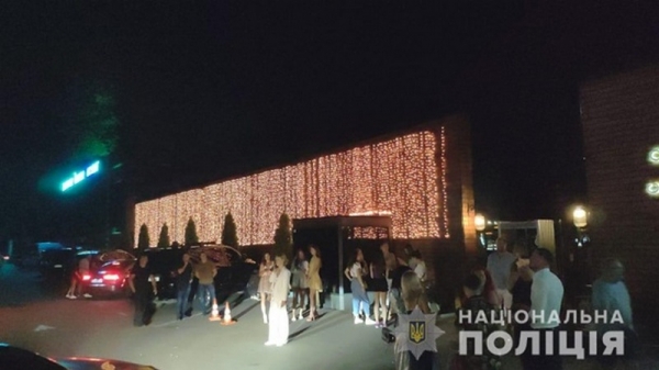Под Киевом ночной клуб организовал вечеринку на 500 человек Под Киевом ночной клуб организовал вечеринку на 500 человек