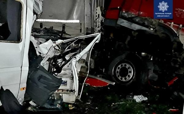 Под Киевом произошло столкновение двух грузовиков, микроавтобуса и легковушки: есть жертвы