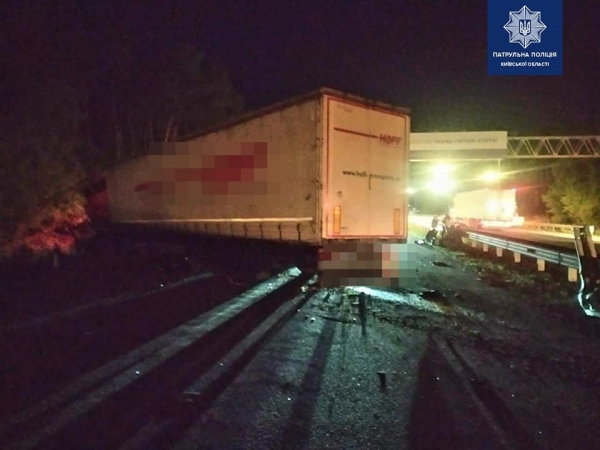 Под Киевом произошло столкновение двух грузовиков, микроавтобуса и легковушки: есть жертвы