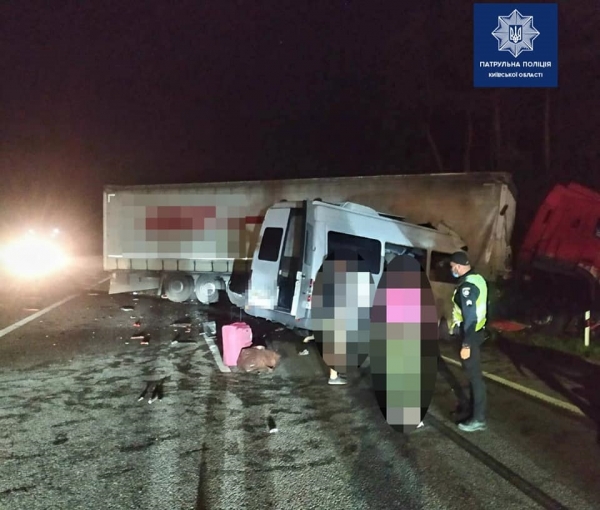 Под Киевом произошло столкновение двух грузовиков, микроавтобуса и легковушки: есть жертвы