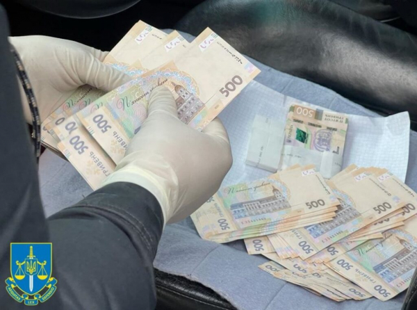 Под Львовом и.о. мэра требовал от волонтера 100 тысяч грн с автобуса с гуманитаркой Под Львовом и.о. мэра требовал от волонтера 100 тысяч грн с автобуса с гуманитаркой