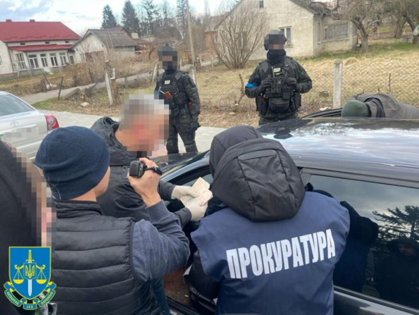Под Львовом и.о. мэра требовал от волонтера 100 тысяч грн с автобуса с гуманитаркой Под Львовом и.о. мэра требовал от волонтера 100 тысяч грн с автобуса с гуманитаркой