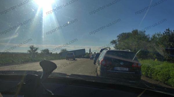 Под Запорожьем BМW врезался в грузовик: четверо погибших Под Запорожьем BМW врезался в грузовик: четверо погибших