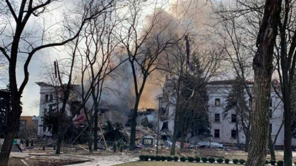 Под завалами театра в Мариуполе остаются сотни людей: их спасают под обстрелами Под завалами театра в Мариуполе остаются сотни людей: их спасают под обстрелами