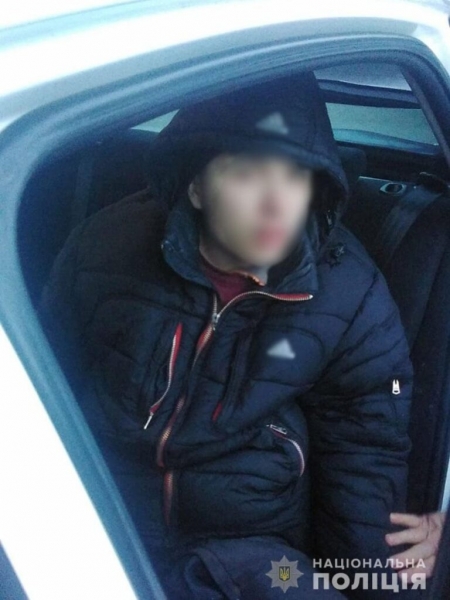 Полицейские семь километров несли по снегу 17-летнего заблудившегося парня