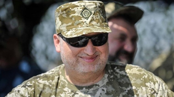 Политолог объяснил, чем Турчинову грозит «сдача Крыма» Политолог объяснил, чем Турчинову грозит «сдача Крыма»
