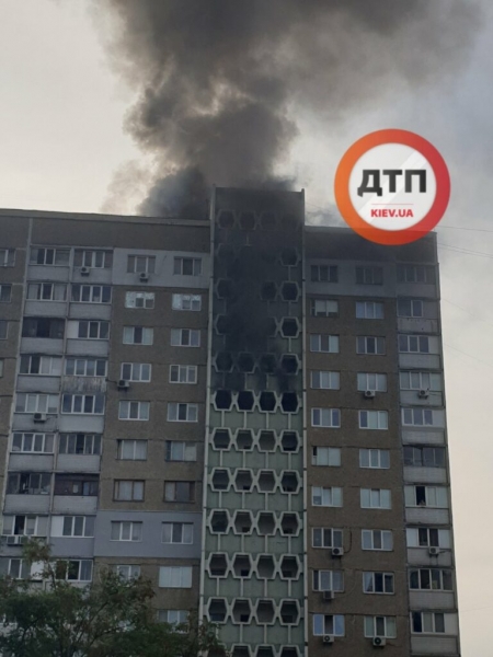 Пожар на Троещине: огонь стремительно распространяется по многоэтажке Пожар на Троещине: огонь стремительно распространяется по многоэтажке