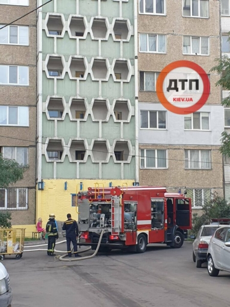 Пожар на Троещине: огонь стремительно распространяется по многоэтажке Пожар на Троещине: огонь стремительно распространяется по многоэтажке