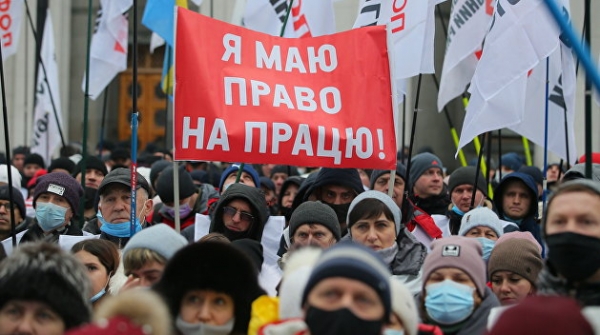 Правительство пытается подкупить бизнес 8 тысячами Правительство пытается подкупить бизнес 8 тысячами