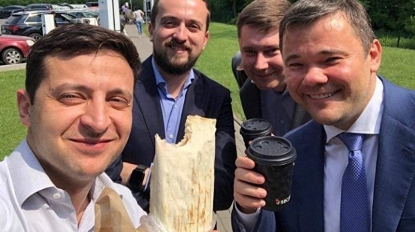 Продавец любимого лакомства Зеленского взялся за мачете и едва не порубил киевлян на части — видео Продавец любимого лакомства Зеленского взялся за мачете и едва не порубил киевлян на части — видео