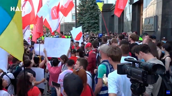 Протесты в Киеве. «Немой президент — не мой президент» Протесты в Киеве. «Немой президент — не мой президент»