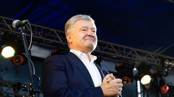 &laquo;Режьте уже зеленушки!&raquo;: Порошенко взялся за нож - фото