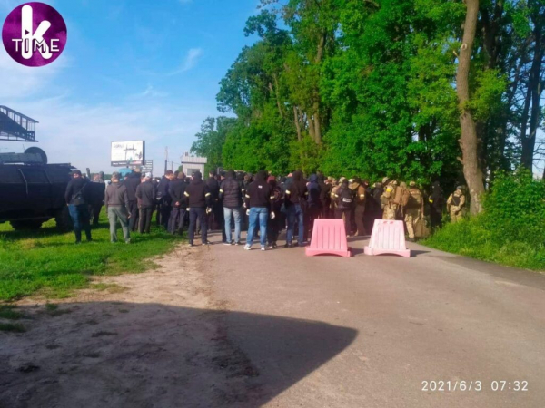 Рынок &laquo;Столичный&raquo; захватили вооруженные титушки: на месте работает спецназ и Нацгвардия