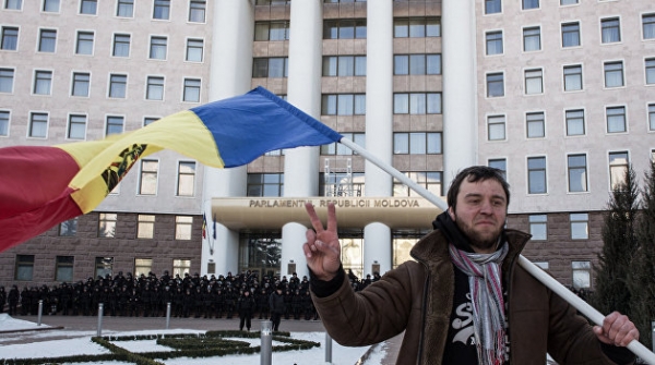 Сегодня Молдавия выбирает президента и решает, куда двигаться дальше - на Запад или Восток