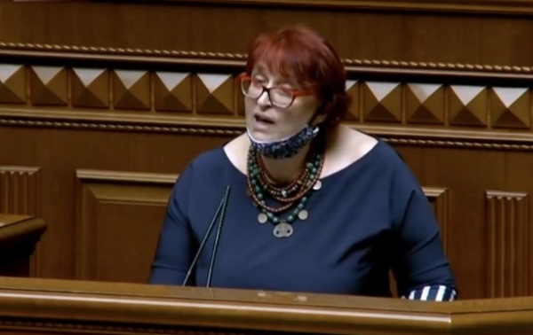 "Слуга народа" пожаловалась на низкую зарплату