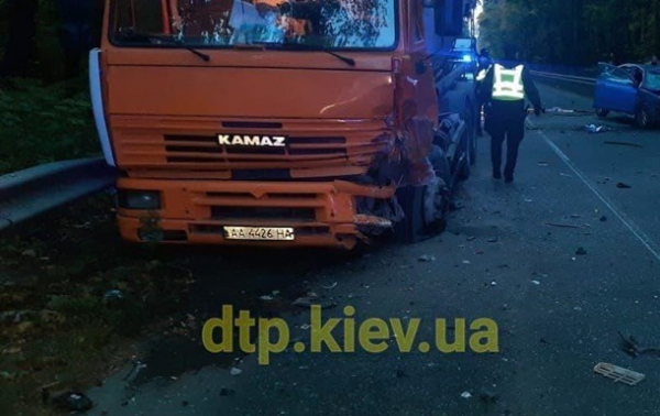 Смертельное ДТП под Киевом: легковое авто врезалось в КамАЗ Смертельное ДТП под Киевом: легковое авто врезалось в КамАЗ