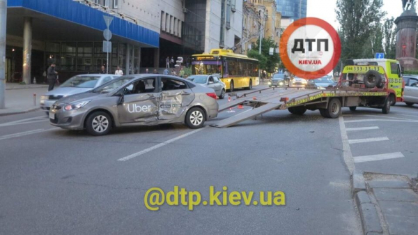 Смертельное ДТП в центре Киева: мотоциклист врезался в такси Смертельное ДТП в центре Киева: мотоциклист врезался в такси