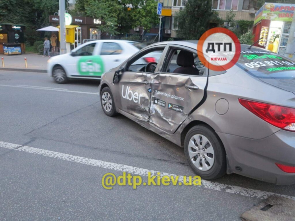 Смертельное ДТП в центре Киева: мотоциклист врезался в такси Смертельное ДТП в центре Киева: мотоциклист врезался в такси