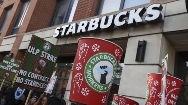 Сотрудники Starbucks по всему миру выступают за права работников Сотрудники Starbucks по всему миру выступают за права работников