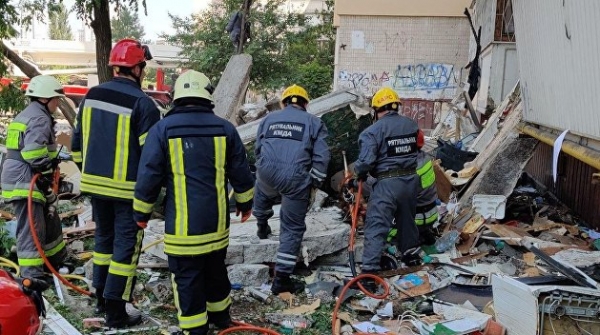 Спасатели нашли тело под завалами взорвавшейся многоэтажки в Киеве