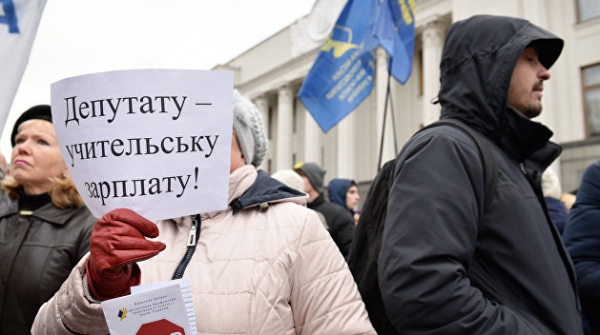 Средняя зарплата на Украине втрое меньше российской
