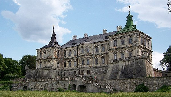 Стоны, призраки и таинственные символы: мистические замки Западной Украины