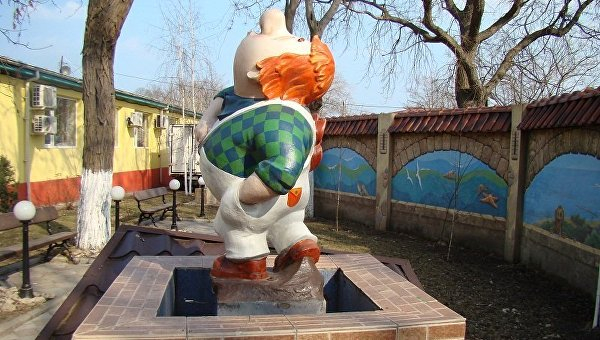 Тетя Соня, гигантский огурец и кот-воришка: необычные скульптуры Одессы