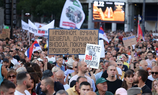 Тысячи сербов протестуют в Белграде против литиевого рудника Тысячи сербов протестуют в Белграде против литиевого рудника