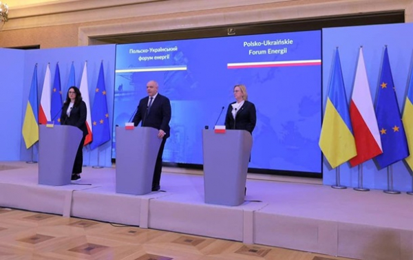Украина намерена в три раза увеличить поставки топлива из Польши Украина намерена в три раза увеличить поставки топлива из Польши