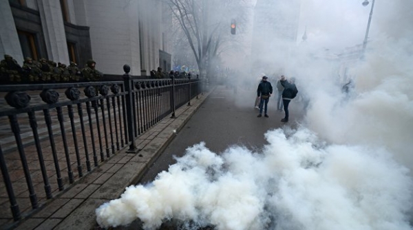 Украина превращается в свалку. Митингующие пришли под Раду с мусором Украина превращается в свалку. Митингующие пришли под Раду с мусором