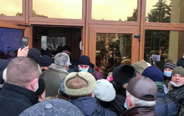 Украинцы массово выходят на протесты из-за новых тарифов