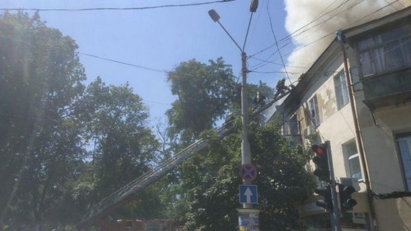 В центре Одессы загорелась многоэтажка: задействовали десять пожарных машин В центре Одессы загорелась многоэтажка: задействовали десять пожарных машин