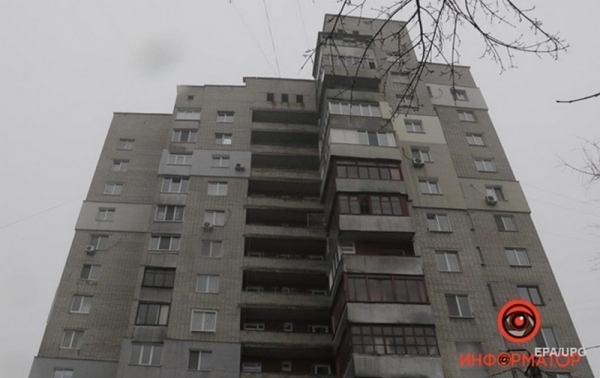 В Днепре пьяная женщина выпала с балкона на 14-м этаже и упала на прохожего В Днепре пьяная женщина выпала с балкона на 14-м этаже и упала на прохожего