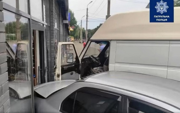 В Днепре у водителя микроавтобуса случился приступ эпилепсии: есть пострадавшие