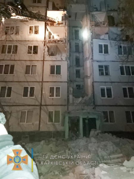 В Харькове снаряд разрушил несколько квартир в многоэтажке В Харькове снаряд разрушил несколько квартир в многоэтажке