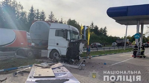 В Хмельницкой области фура раздавила легковушку: семь пострадавших В Хмельницкой области фура раздавила легковушку: семь пострадавших