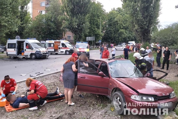 В Каменец-Подольском легковушка влетела в &laquo;скорую&raquo;