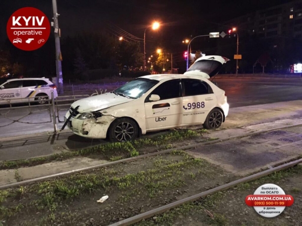 В Киеве авто полицейских не разминулось с такси Uber В Киеве авто полицейских не разминулось с такси Uber