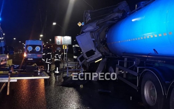 В Киеве бензовоз протаранил фуру: есть жертвы В Киеве бензовоз протаранил фуру: есть жертвы