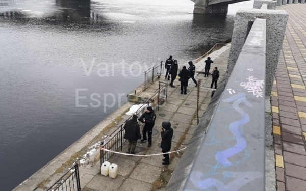В Киеве из Днепра достали обнаженное тело мужчины В Киеве из Днепра достали обнаженное тело мужчины