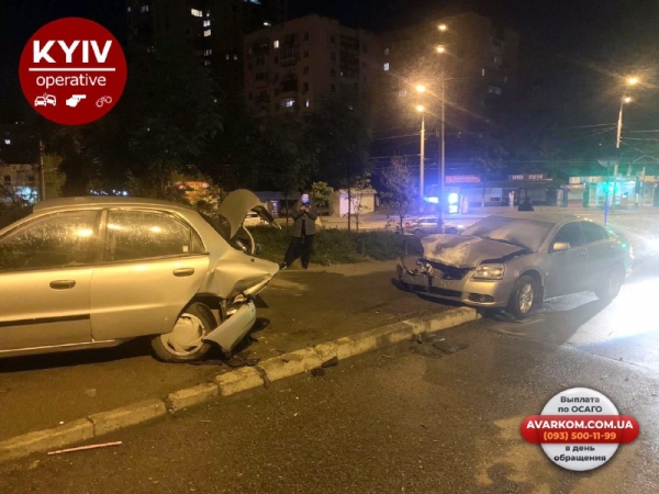 В Киеве из-за поворота на большой скорости произошло ДТП с возгоранием