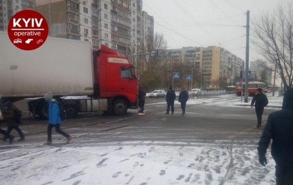 В Киеве из-за снега за ночь оформили почти полсотни ДТП В Киеве из-за снега за ночь оформили почти полсотни ДТП