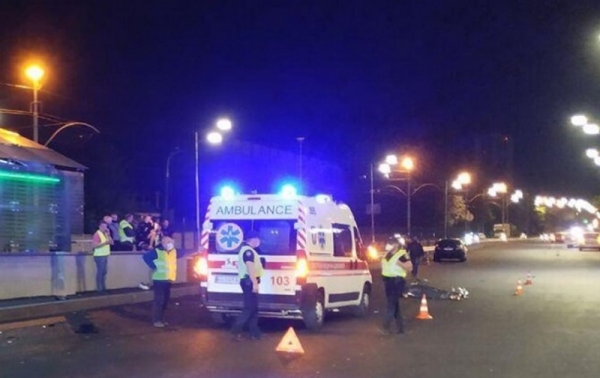 В Киеве мотоцикл сбил пешехода-нарушителя: трое погибших В Киеве мотоцикл сбил пешехода-нарушителя: трое погибших