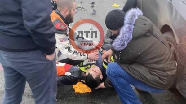 В Киеве мотоциклист перенес две остановки сердца из-за столкновения с Toyota В Киеве мотоциклист перенес две остановки сердца из-за столкновения с Toyota