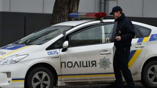 В Киеве мужчина на первом свидании угрожал девушке и ее подруге пистолетом В Киеве мужчина на первом свидании угрожал девушке и ее подруге пистолетом