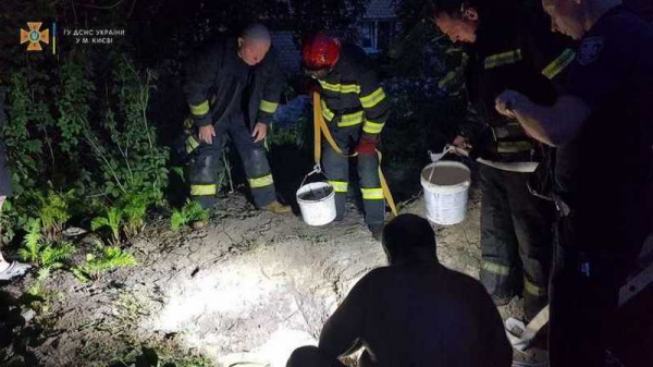В Киеве мужчина погиб во время копания колодца В Киеве мужчина погиб во время копания колодца