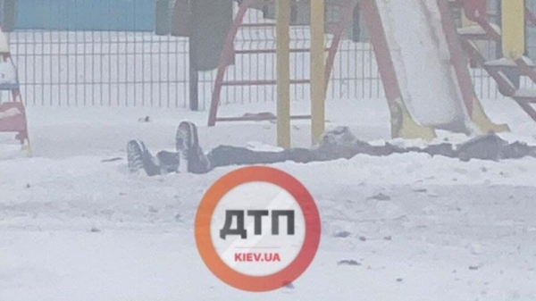 В Киеве на детской площадке прогремел взрыв: мужчина подорвался на гранате В Киеве на детской площадке прогремел взрыв: мужчина подорвался на гранате