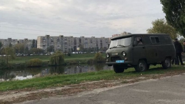 В Киеве на остановке обнаружили тело задушенной женщины со следами насилия В Киеве на остановке обнаружили тело задушенной женщины со следами насилия