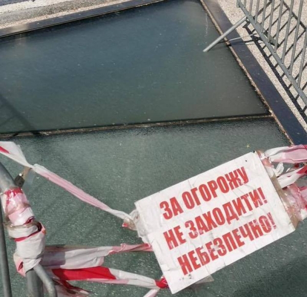 В Киеве на пешеходном мосту вновь треснуло стекло В Киеве на пешеходном мосту вновь треснуло стекло